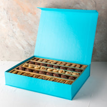 Load image into Gallery viewer, Hamper Baklawa and Dates Gift Box - mabrook.me
