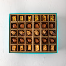 Load image into Gallery viewer, Hamper Baklawa, Dates and Chocolates - Ramadan Gift Box - mabrook.me
