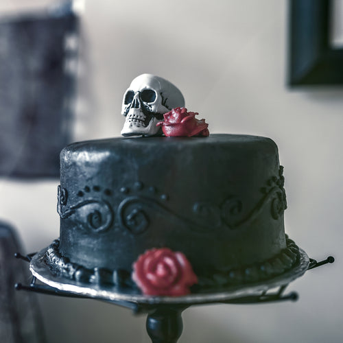 Cake Skulls and Roses - Halloween Themed Cake - mabrook.me
